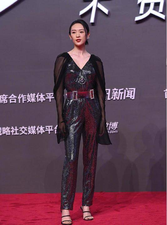 成新|童谣红毯PK成新黑马！深V亮片连体装稳赢baby杨幂，这才是真贵妇