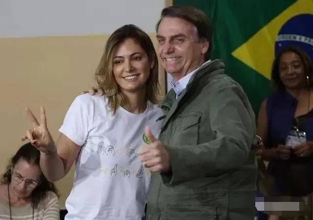 吉特|贫民窟时髦女孩，离婚嫁大27岁总统，确诊的巴西第一夫人可不简单