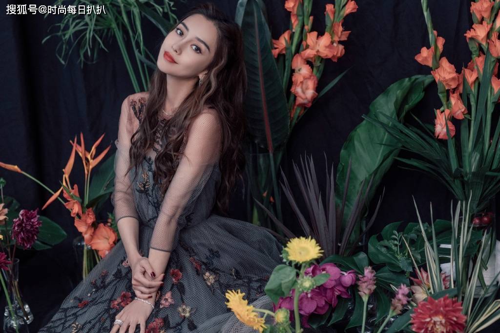 杨颖angelababy 壁纸,杨颖壁纸angelababy 原创angelababy化身蝴蝶仙子,裙摆飘逸的像蝶翼,美艳到叹为观止啊