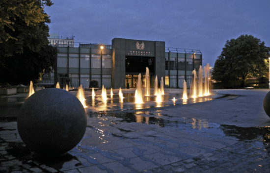 普高|英国留学 | 这些大学无需高考 普高三年毕业直录