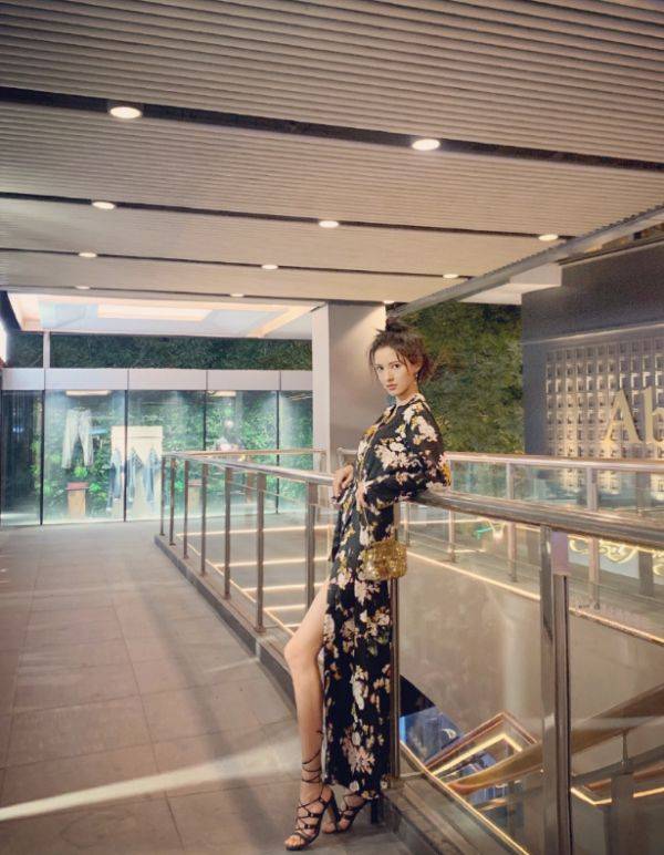 服装|张予曦身材显高？穿搭服装大胆秀出自己美腿，显得又高又瘦