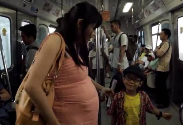 地铁上大娘说话“不积德”，孕妇反击大快人心，网友：是虎妈没错