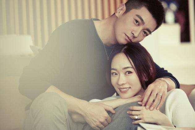 杜江霍思燕深夜聚会，夫妻俩背同款情侣包，价