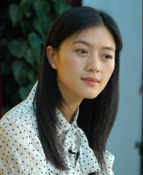 她当红时怀孕，为百亿富豪老公守寡5年，今45岁和女儿同框像姐妹