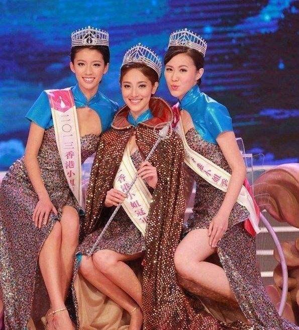 51岁郑嘉颖二胎得子，一家四口合照曝光，小22岁