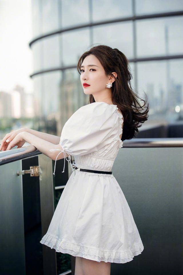 造型|江疏影品牌造型完胜红毯！穿连衣裙美成富家千金，绝杀童瑶毛晓彤