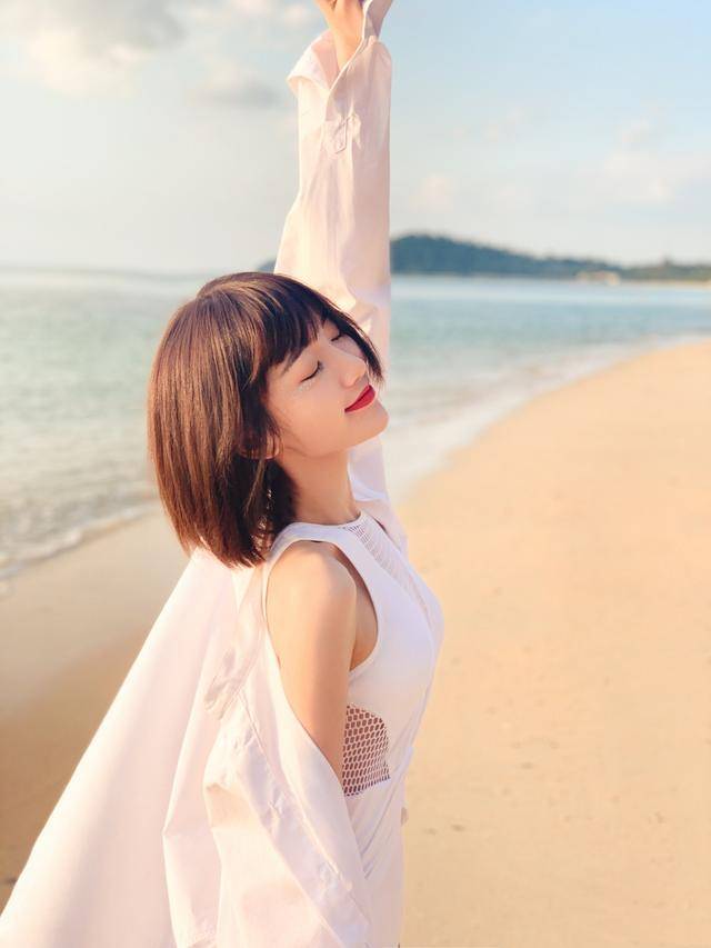 原创三十而已毛晓彤,居然是个隐藏"腿精",比基尼海边拍照美炸了