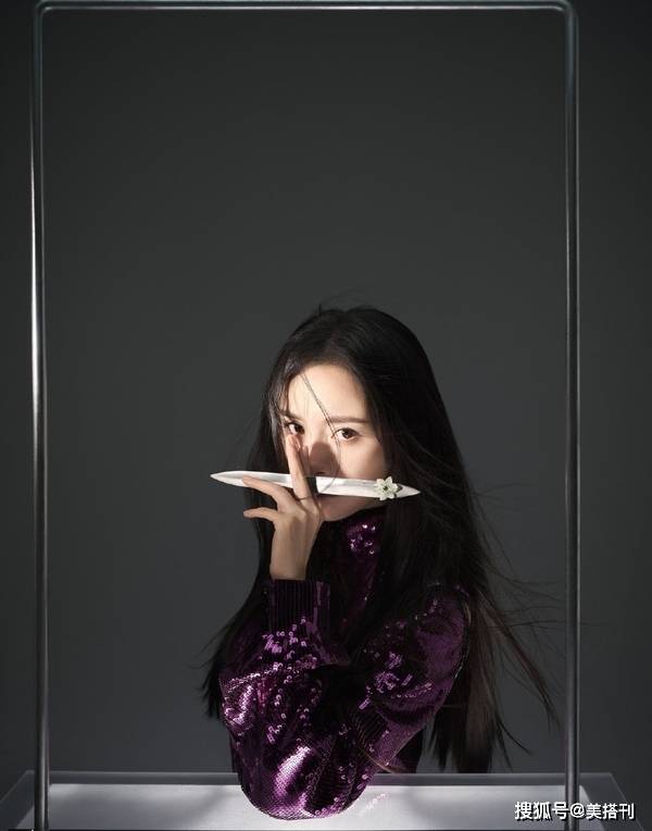 原创杨幂终于抛弃厚刘海了!最新大片中分长发时髦大气,颜值又回来了 原创杨幂终于抛弃厚刘海了!最新大片中分长发时髦大气,颜值又回来了