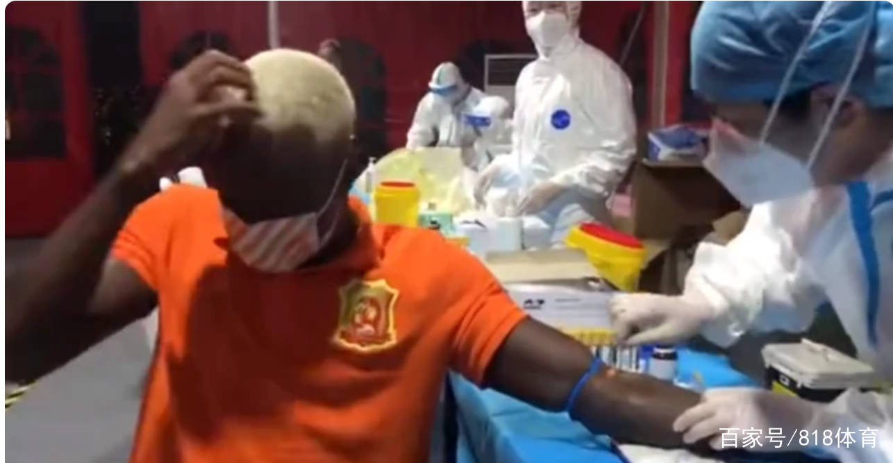 中文贼溜!姆比亚顺走摄像记者手机,埃弗拉中文提