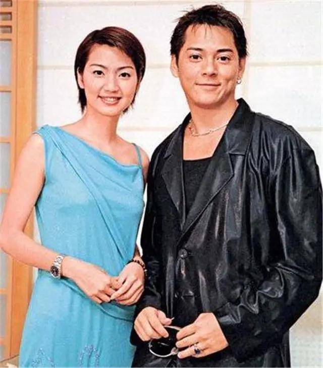 洪欣女儿长大了，笑容可爱大眼迷人，与1米87的哥哥成反差萌
