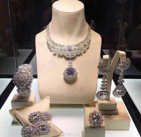 珠宝|顶级女星日常？章子怡戴五亿珠宝拍杂志封面，却被吐槽欣赏不来