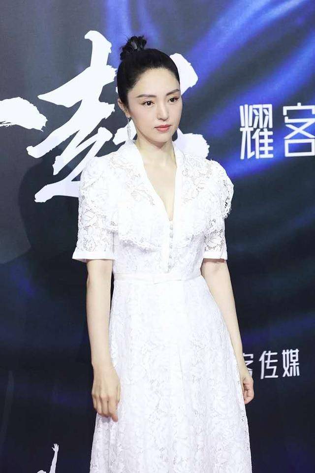 宋慧乔|状态回升!董璇恋情后露面,穿白裙撞衫宋慧乔更敢穿,身材太玲珑