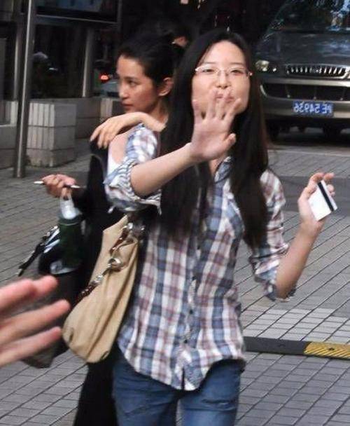 脖颈|李冰冰生图脖颈纹明显，脸上坑坑洼洼，打扮再年轻也得承认老了！