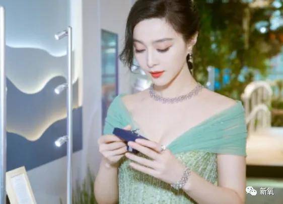 白皮|娱乐圈最新冷白皮冠军，生图让所有女星黯然失色！