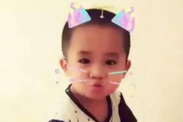 原创还记得4年前被妈妈拿剪刀划成“花脸猫”的男婴吗？现在成这样了