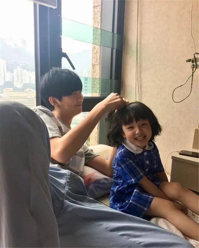 洪欣女儿长大了，笑容可爱大眼迷人，与1米87的哥哥成反差萌