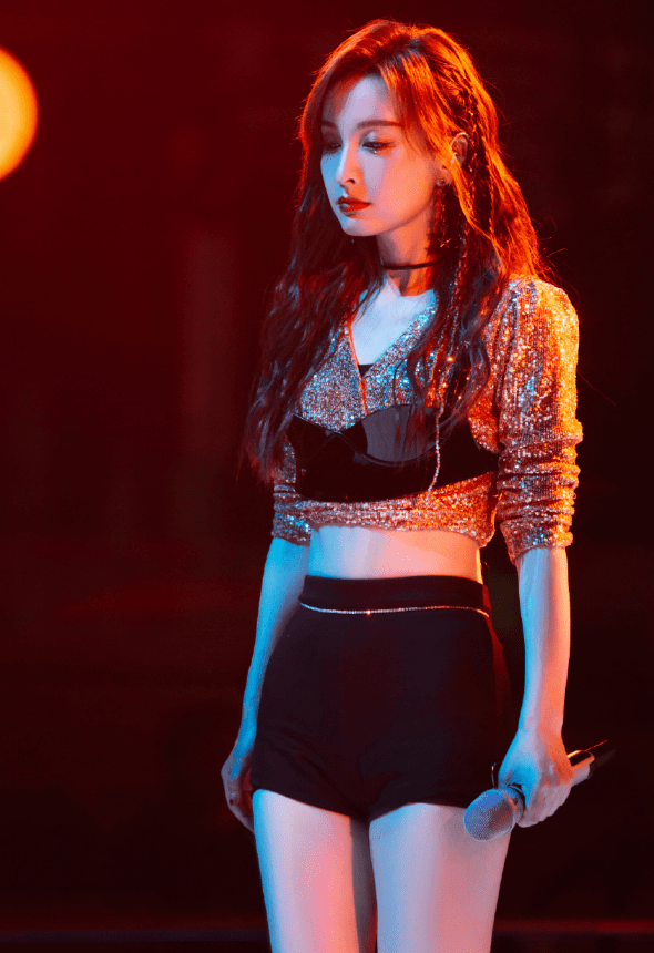 裤子|37岁吴昕终于瘦了!把黑袜当成裤子穿,这腿不得买保险?