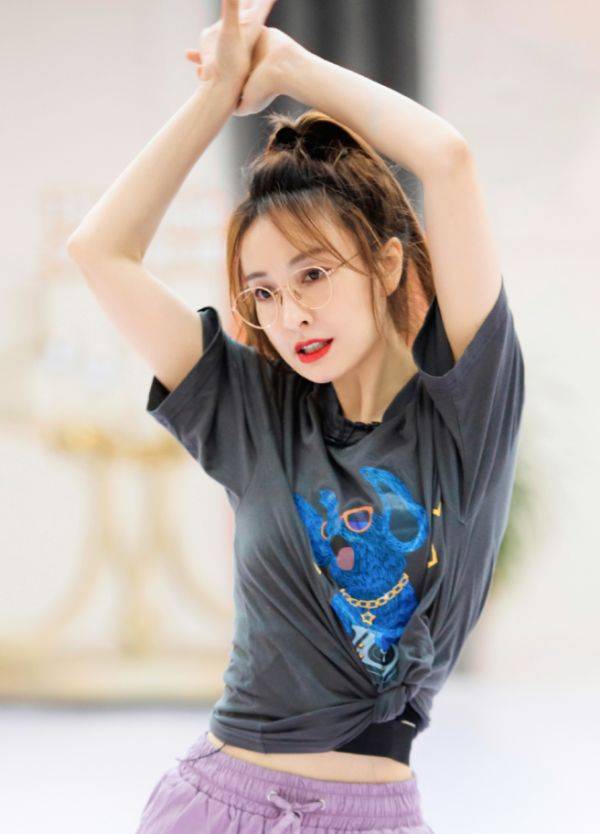 裤子|37岁吴昕终于瘦了!把黑袜当成裤子穿,这腿不得买保险?