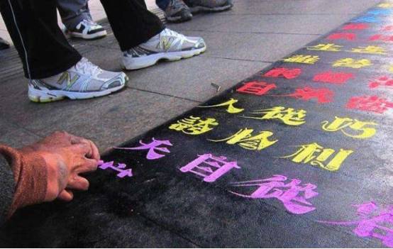 本是街边10年乞丐，因“粉笔字”被看中，摇身一变成千万富翁
