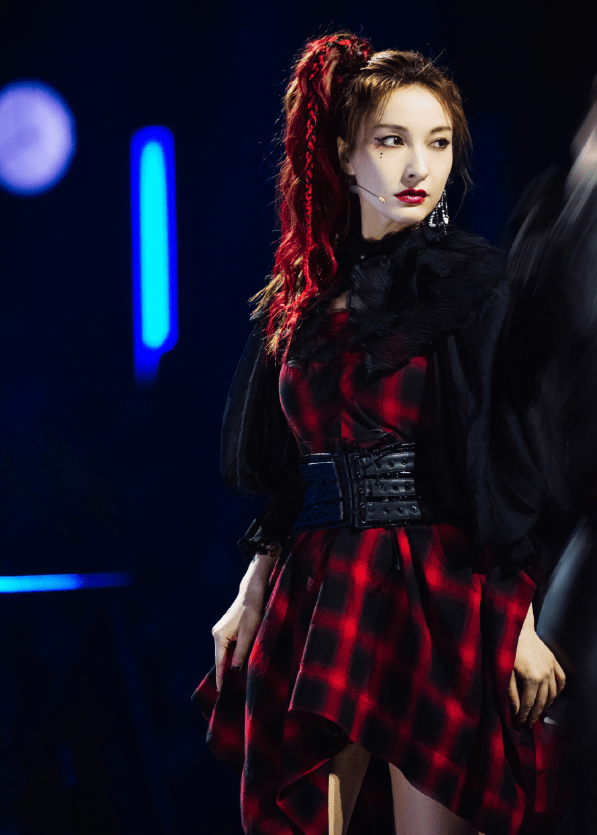 裤子|37岁吴昕终于瘦了!把黑袜当成裤子穿,这腿不得买保险?