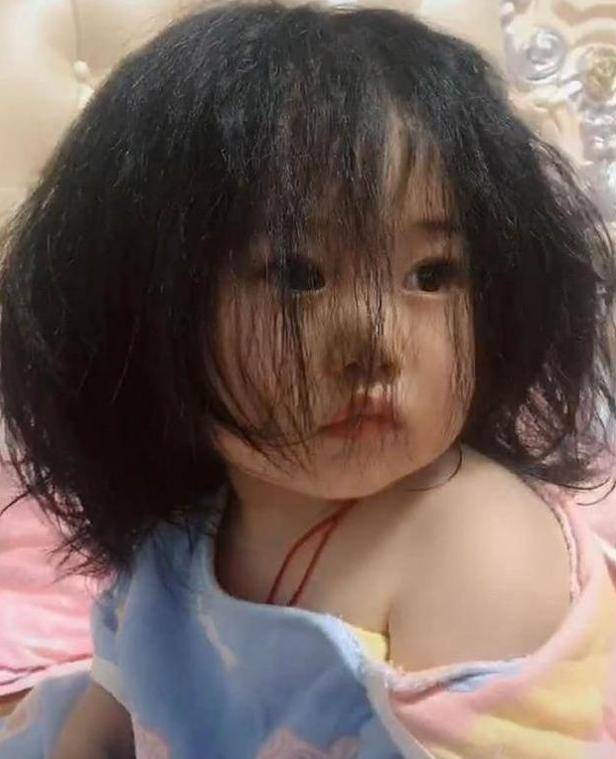 天仙|露出“小香肩”，宝妈和网友直呼：像个小天仙4岁女宝一觉醒来