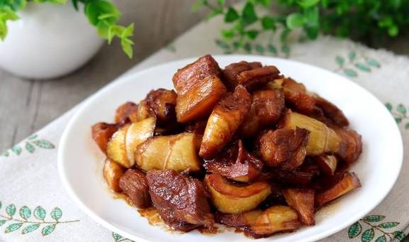 做红烧肉放多少水合适 e0adf8d9d16b41b9a3c68f8d2321661c.jpeg