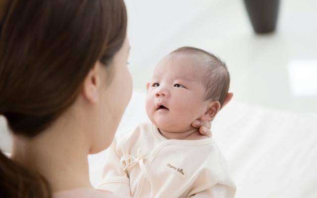 医生|怒瞪医生护士，网友：一看就知道不好惹巴西“臭脸宝宝”火了