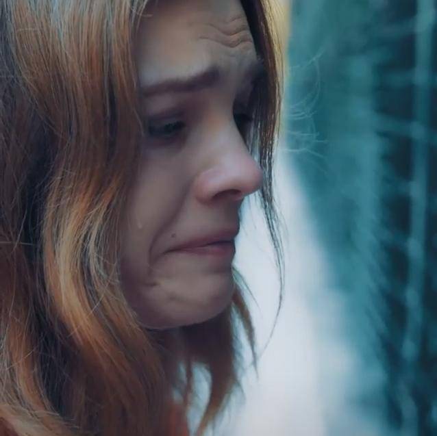 休闲|LV太子妃参观流浪犬所落泪，满脸憔悴抬头纹明显，仍坚持素颜出街