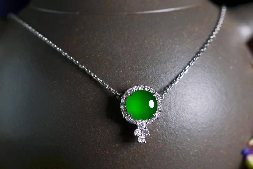 翡翠|裸石 or 镶嵌谁才是你的最爱？别着急，看完再下结论~