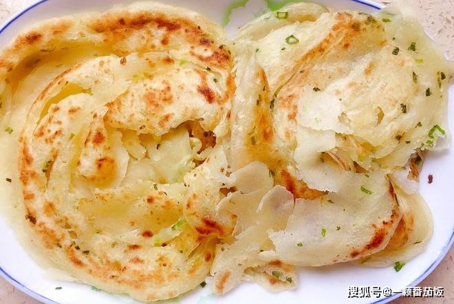 【博亚体育app官网入口】
葱油饼最简朴的家常做法 外酥里嫩 柔软又多层 凉了都不硬！(图1)