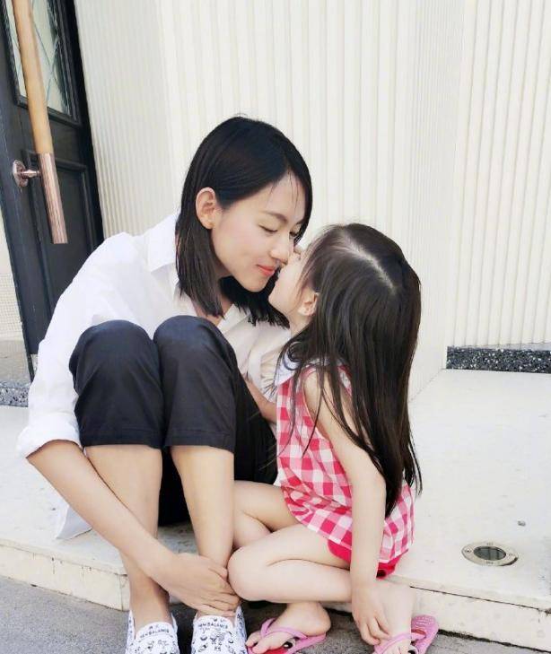 脸部|36岁世界小姐张梓琳久违晒照，脸部现婴儿肥，皮肤嫩过4岁女儿