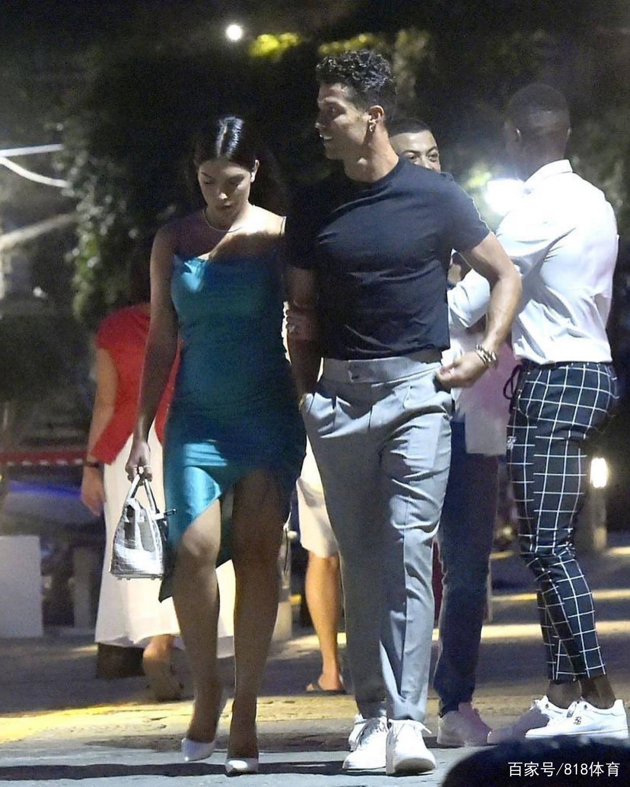 有钱!乔治娜拎16.5万欧爱马仕包包出席晚宴,身穿500欧晚礼服_搜狐网