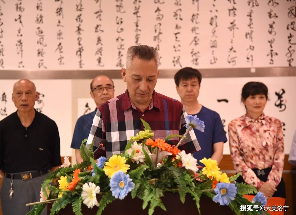 二十天前,我和张君龙先生还素不相识,虽久闻大名,但从未谋面,但我经常