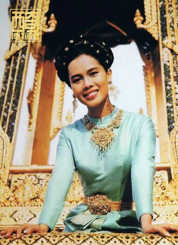 度假|泰王自己带20嫔妃海外度假，却要民众穿1个月蓝衣讨好母亲诗丽吉