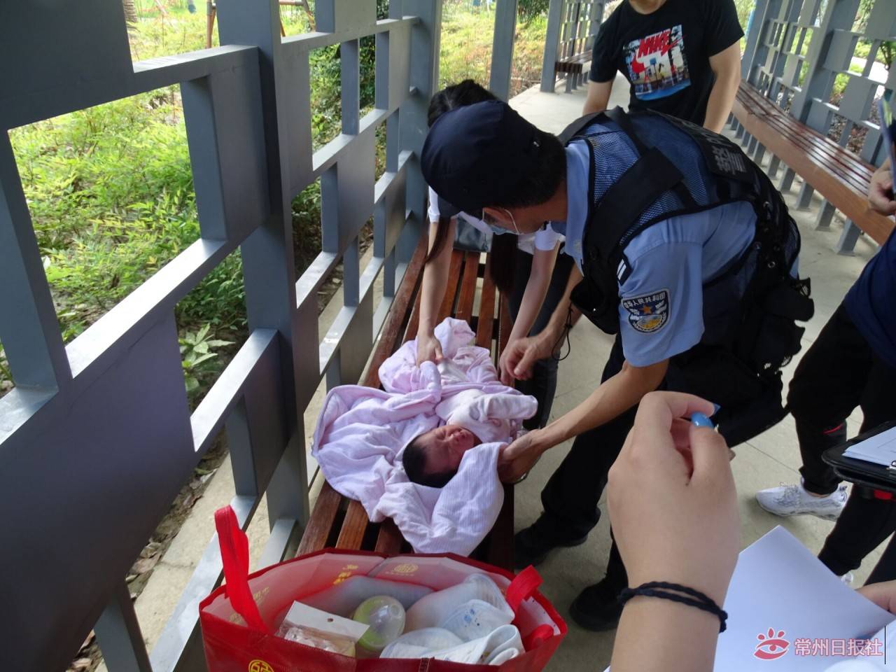 常州一女婴出生不到一月被遗弃!脸晒的通红