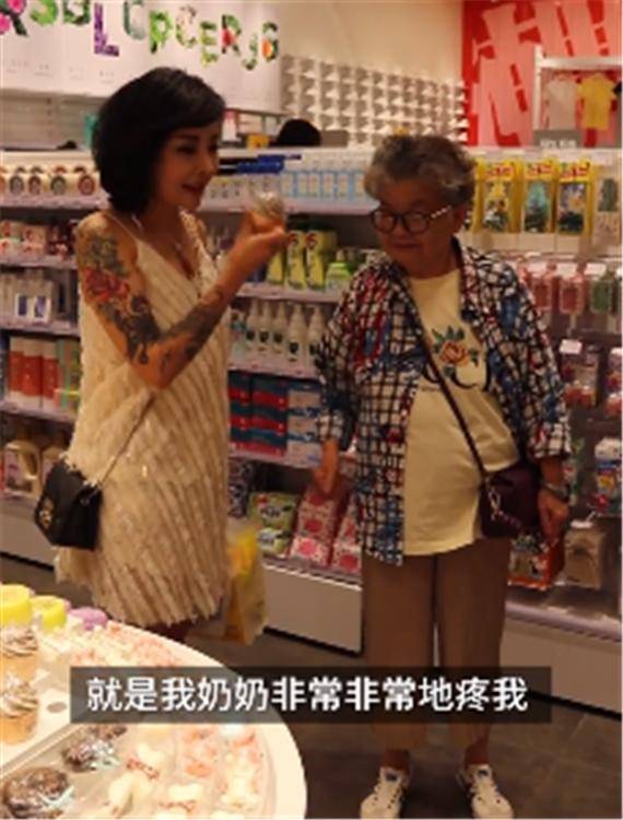 原创83岁老奶奶和孙女处成闺蜜，一起逛街喝奶茶，家有一老如有一宝
