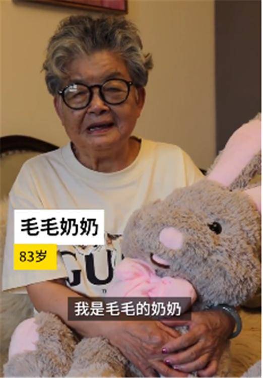 原创83岁老奶奶和孙女处成闺蜜，一起逛街喝奶茶，家有一老如有一宝