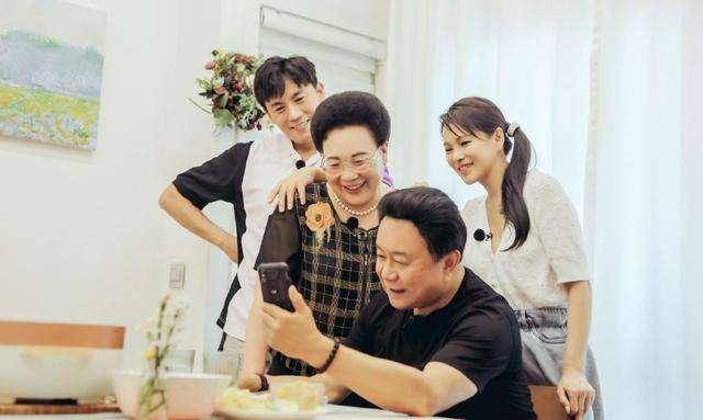 秦昊与爸妈带米粒商场游玩全程玩手机，4岁米粒