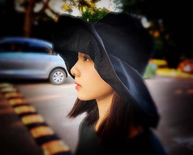 多多|多多为妹妹化妆成小猎豹，妹妹躺在姐姐怀里，画面温馨有爱