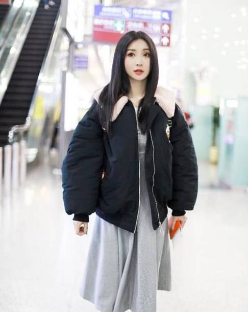 服装|38岁柳岩走机场,一改往日迷人形象,穿连衣裙搭羽绒服居家感十足
