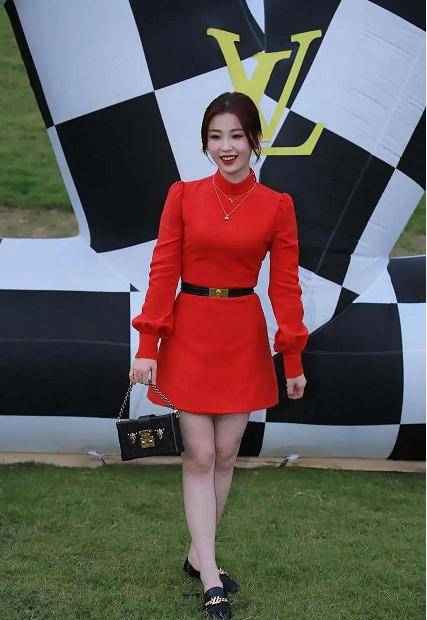 奚梦瑶|LV秀成村口晚会！虞书欣穿红裙小粗腿吸睛，奚梦瑶宫廷裙slay全场