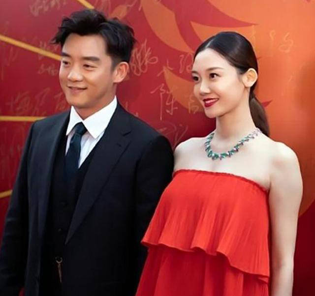 苗苗郑恺最新活动视频 639e30b26d2a47f48c5d194a7da68d40.jpeg