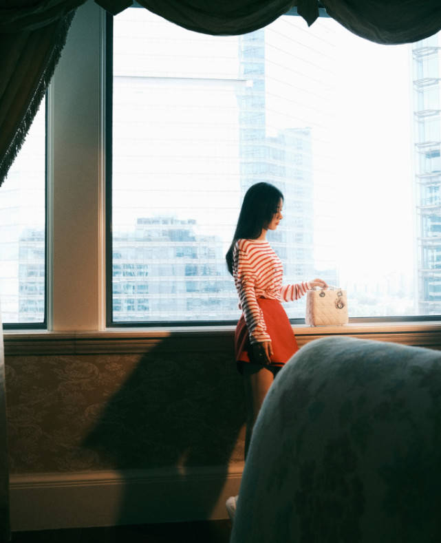 写真|赵丽颖最新写真，条纹T恤配红裙变身活力少女，细腰长腿全程抢镜