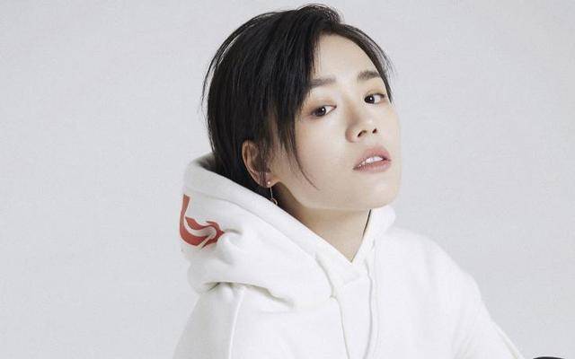 马思纯现身医院求诊，素颜憔悴眉头紧蹙，与医