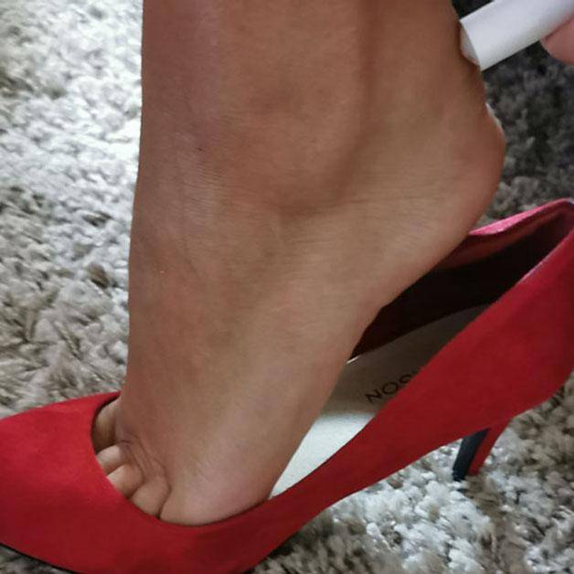 穿高跟鞋不舒服脱鞋 fa451472374e4f469a65ec84635ba1e0.jpeg