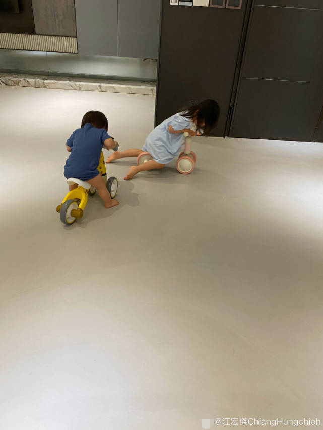 福原爱晒四代同框照,江宏杰带俩孩子,姐姐像