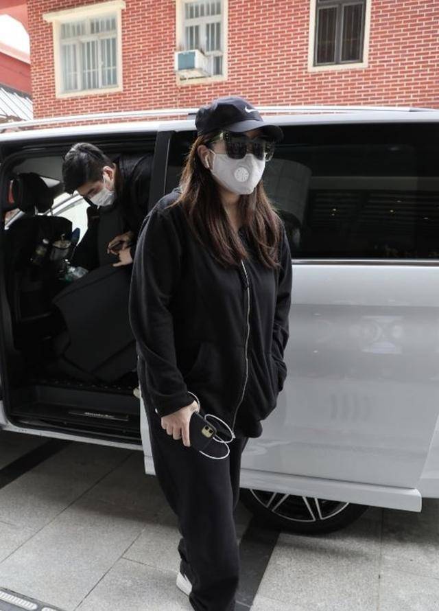 身后|赌王29岁千金何超盈居家复工，大方公开瘦身照，身后千万名画抢镜