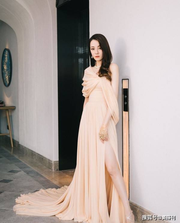 短裙|迪丽热巴罕见穿短裙，抹胸吊带小短裙身材更火辣了，生图不见衰老