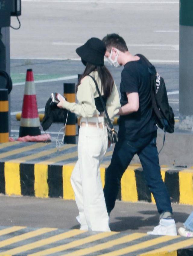 工装裤|赵丽颖现身机场，穿背心工装裤小蛮腰微露，配皮靴时髦又拉风