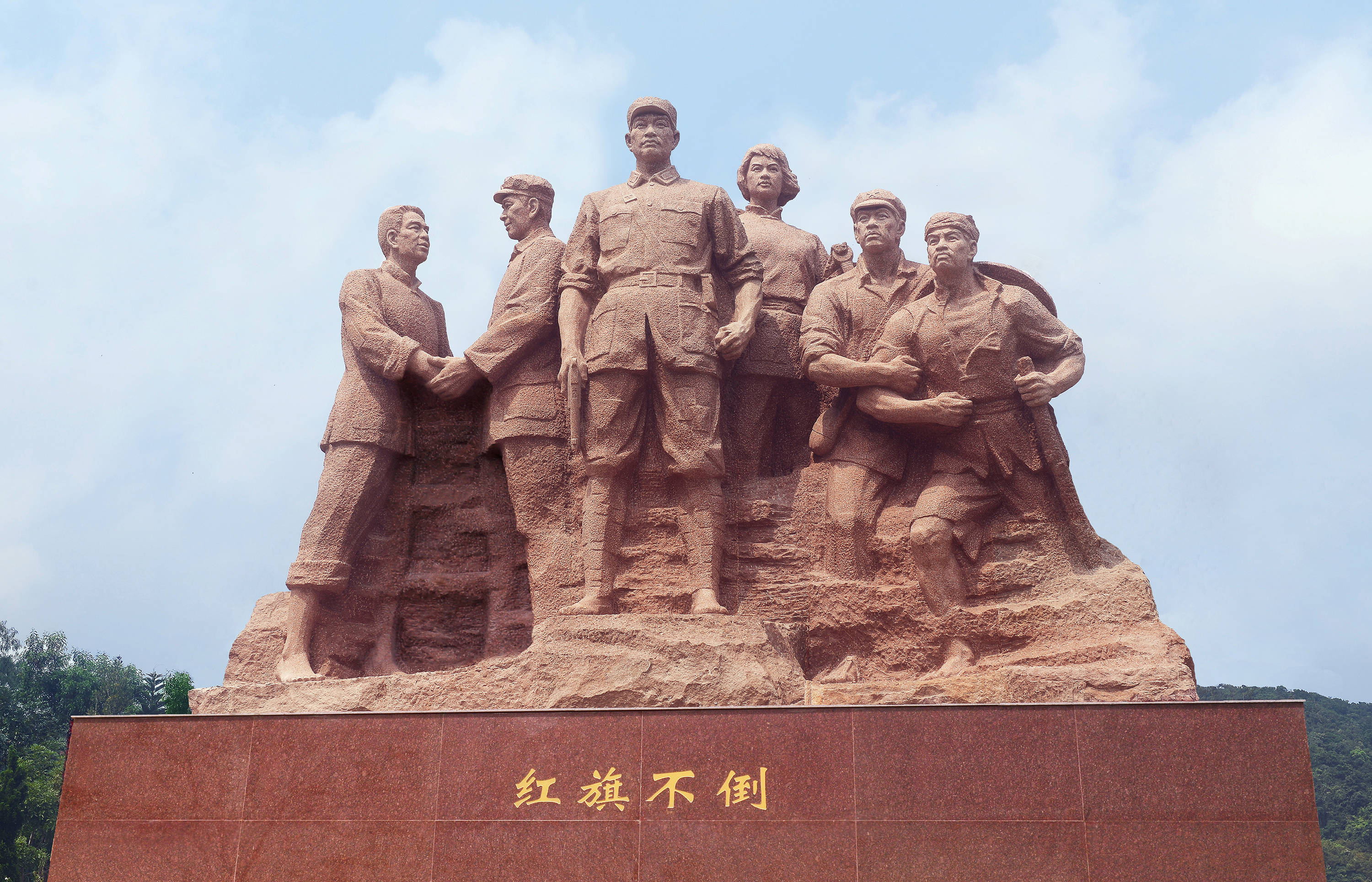 著名雕塑家陈学博新作《红旗不倒》在万宁六连岭革命根据地揭开面纱